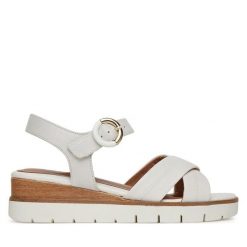 Sandały Tamaris. Białe sandały Tamaris, bez wzorów, bez obcasa, na koturnie, bez zapięcia. Za 259.99 zł.