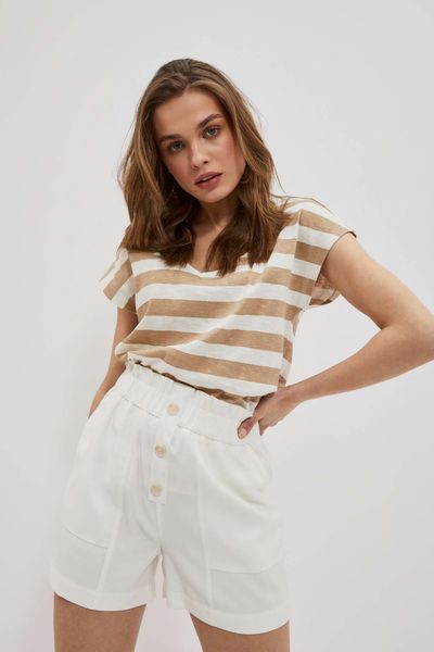 Szorty z guzikami. Szorty MOODO, bez wzorów, z poliesteru. W wyprzedaży za 26.99 zł.