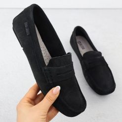 Skórzane mokasyny damskie zamszowe czarne Big Star RR274948. Czarne mokasyny Big Star, bez wzorów, ze skóry, bez obcasa. Za 279.99 zł.