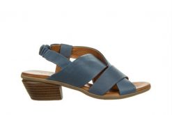 Sandały Bayla-161 061 4608 Anar 161456, Niebieski, Skóra naturalna - 37. Niebieskie sandały Bayla, bez wzorów, z materiału, bez obcasa, na słupku, bez zapięcia. W wyprzedaży za 179.10 zł.