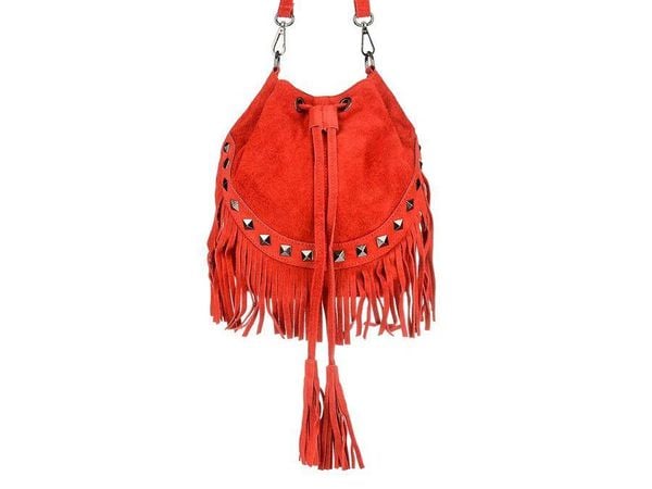 Worek skórzany czerwony z frędzlami X39. Czerwone torebki klasyczne bez wzorów, ze skóry, bez dodatków. Za 192.40 zł.