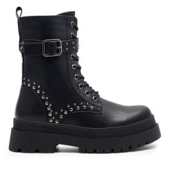Botki DeeZee. Czarne botki DeeZee, bez wzorów, bez obcasa, na płaskiej podeszwie, bez zapięcia. Za 159.99 zł.