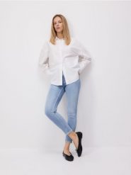 Jeansy slim fit ze średnim stanem - turkusowy. Niebieskie jeansy Reserved, bez wzorów. W wyprzedaży za 49.99 zł.