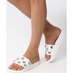 Biało-Zielone Klapki Mira. Białe klapki Born2be, bez wzorów, z gumy, bez obcasa, na płaskiej podeszwie. Za 29.99 zł.