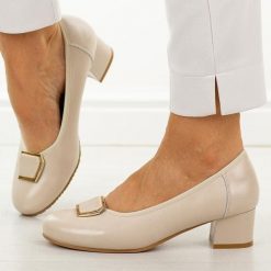 Beżowe skórzane czółenka damskie Cambell 19413. Brązowe czółenka Cambell, bez wzorów, ze skóry, z okrągłym noskiem, bez obcasa, na obcasie, bez zapięcia. Za 219.00 zł.