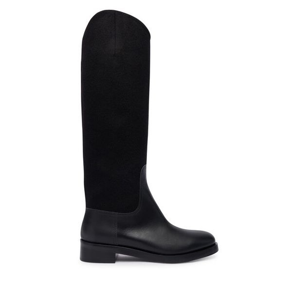 Oficerki Max Mara. Czarne kozaki Max Mara, bez obcasa, na płaskiej podeszwie, bez zapięcia. Za 2,489.00 zł.