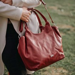 Shopperka SHE skóra import worek czerwona. Czerwone shopper SHE, bez wzorów, ze skóry, biznesowe, bez dodatków. Za 299.99 zł.
