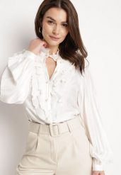 Biała Koszula Retro z Falbankami i Perełkami Przy Dekolcie i Guzikach Nimue. Białe koszule Born2be, m, bez wzorów, retro, bez kołnierzyka, bez ramiączek. Za 139.99 zł.