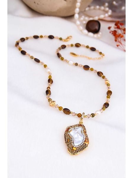 Pierres delicates Naszyjnik w kolorze białym z perłami i kamieniami szlachetnymi - dł. 50 cm rozmiar: onesize. Brązowe naszyjniki Pierres delicates, z cyrkonią, z mosiądzu. Za 108.99 zł.