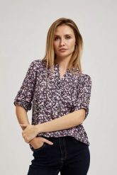 Koszula z kwiatowym printem i podwijanymi rękawami granatowa. Koszule MOODO, bez wzorów, bez kołnierzyka, bez ramiączek. W wyprzedaży za 44.99 zł.