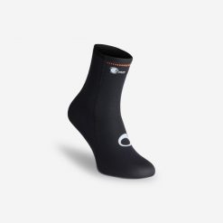 Skarpety nurkowe Subea z podeszwą z neoprenu 5 mm. Brązowe skarpety DECATHLON, bez wzorów, z gumy. Za 139.99 zł.