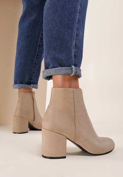 Beżowe Botki Home With You. Brązowe botki Renee, bez wzorów, z okrągłym noskiem, bez obcasa, na obcasie, bez zapięcia. Za 99.99 zł.
