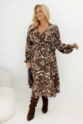 Kopertowa sukienka midi Hello Monica 100% wiskoza Plus Size na wesele w brązowe kwiaty Oversize. Brązowe sukienki Moda Size Plus Iwanek, do pracy, na jesień, plus size, bez wzorów, z materiału, biznesowe, bez kołnierzyka, plus size, bez ramiączek, midi, dopasowane. Za 349.90 zł.