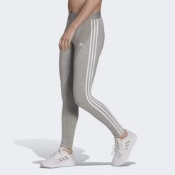 Legginsy LOUNGEWEAR Essentials 3-Stripes. Białe legginsy Adidas, s, bez wzorów, do biegania. Za 105.00 zł.