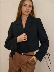 Krótki żakiet dwurzędowy - czarny. Czarne marynarki i żakiety Sinsay, l, bez wzorów. Za 69.99 zł.