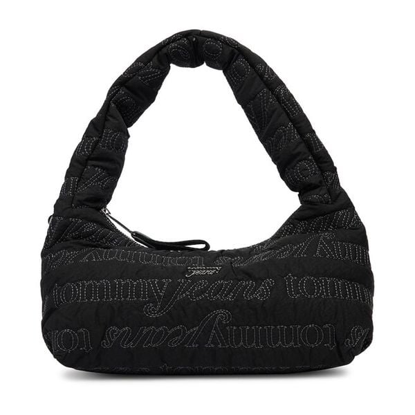 Torebka Tommy Jeans. Czarne torebki klasyczne Tommy Jeans, bez wzorów, z jeansu, bez dodatków. Za 253.99 zł.