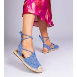 Niebieskie sandały espadryle na płaskim obcasie. Niebieskie sandały w ażurowe wzory, ze skóry, eleganckie, z okrągłym noskiem, bez obcasa, na platformie, bez zapięcia. Za 73.74 zł.