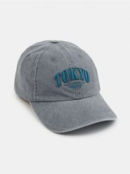 Czapka z daszkiem z haftowanym napisem Tokyo - szary. Szare czapki Sinsay, bez wzorów. Za 19.99 zł.