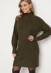 Zielona Sweterkowa Sukienka z Półgolfem i Wełną o Pudełkowym Kroju Norienne. Zielone sukienki Born2be, na co dzień, bez wzorów, z wełny, eleganckie, bez kołnierzyka, bez ramiączek, mini. Za 119.99 zł.