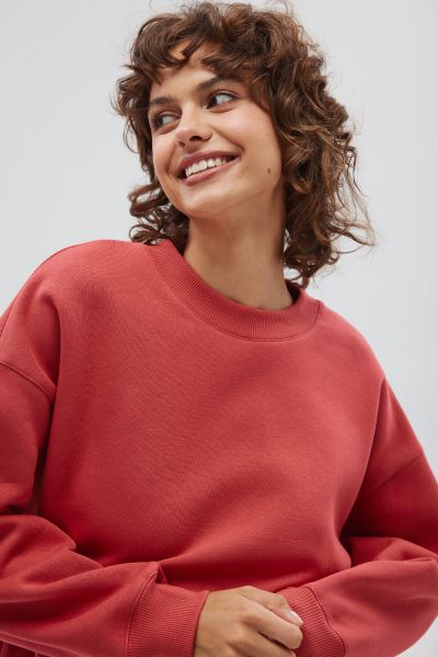 Bluza damska typu oversize w kolorze CRANBERRY - PINEY-UNI. Czerwone bluzy Marsala, uniwersalny, bez wzorów, z bawełny, bez kaptura. Za 259.90 zł.