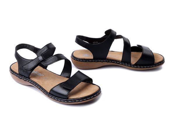 RIEKER 659C7-00 black, sandały damskie. Czarne sandały Rieker, bez wzorów, bez obcasa, bez zapięcia. Za 223.93 zł.