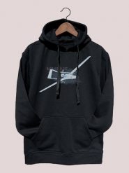 Bayraktar — bluza (Rozmiar: XL; Kolor bluzy: czarny; Rodzaj nadruku: Bayraktar TB2). Czarne kolczyki nikiniki. Za 169.00 zł.