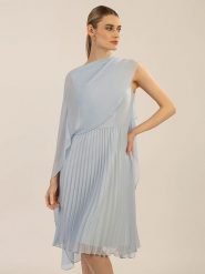 APART Sukienka w kolorze błękitnym rozmiar: 36. Niebieskie sukienki Apart, na co dzień, z aplikacjami, bez kołnierzyka, bez ramiączek, midi, proste. Za 217.99 zł.