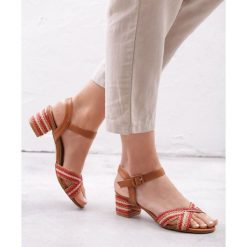 Camelowe Sandały Conceivable. Sandały Born2be, z aplikacjami, bez obcasa, na obcasie, bez zapięcia. Za 59.99 zł.