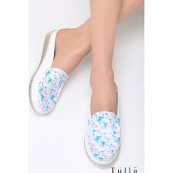 Niebieskie Klapki Flesh. Niebieskie klapki Born2be, bez wzorów, z materiału, bez obcasa, na koturnie. Za 29.99 zł.