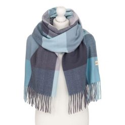 Dwustronny, niebieski szal damski z poliestru ozdobiony frędzlami - Rovicky. Niebieskie szaliki ROVICKY, na zimę, bez wzorów. Za 45.00 zł.
