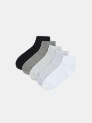 Prążkowane skarpetki 5 pack - biały. Białe skarpety Sinsay, bez wzorów, prążkowane. Za 17.99 zł.