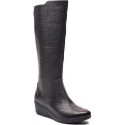 Kozaki CLARKS - Un Tallara Esa 261355444 Black. Czarne kozaki Clarks, z materiału, przed kolano, bez obcasa, na obcasie, bez zapięcia. W wyprzedaży za 449.00 zł.