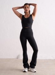 Damskie legginsy rozszerzane nogawki, wysoki stan, squat proof Sense czarny. Czarne legginsy AIM'N, s, bez wzorów, z elastanu, z podwyższonym stanem. Za 339.00 zł.