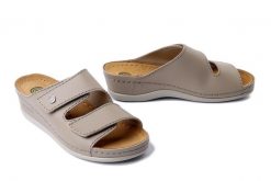 DR. BRINKMANN 700617-08 beige, klapki damskie. Brązowe klapki Dr. Brinkmann, bez wzorów, ze skóry, bez obcasa. Za 239.90 zł.