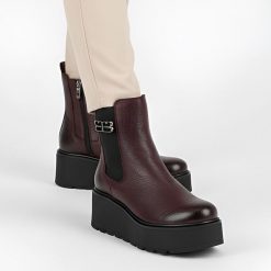 Botki damskie Armodo, na grubej platformie eleganckie skórzane z okrągłym noskiem i na suwak, bordo, 60498-V-Bordo-Cn. Czerwone botki Armodo, na zimę, z aplikacjami, ze skóry, z okrągłym noskiem, bez obcasa, na platformie, bez zapięcia. Za 469.00 zł.