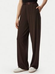 Guess Spodnie dresowe O6BB06 K5060 Brązowy Regular Fit. Brązowe spodnie dresowe Guess, xl, z aplikacjami, z dresówki. Za 234.99 zł.