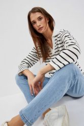 Bluza w paski z dekoltem w serek i kołnierzykiem perłowo-czarna. Białe bluzy MOODO, xxl, bez wzorów, z bawełny, bez kaptura. W wyprzedaży za 44.99 zł.