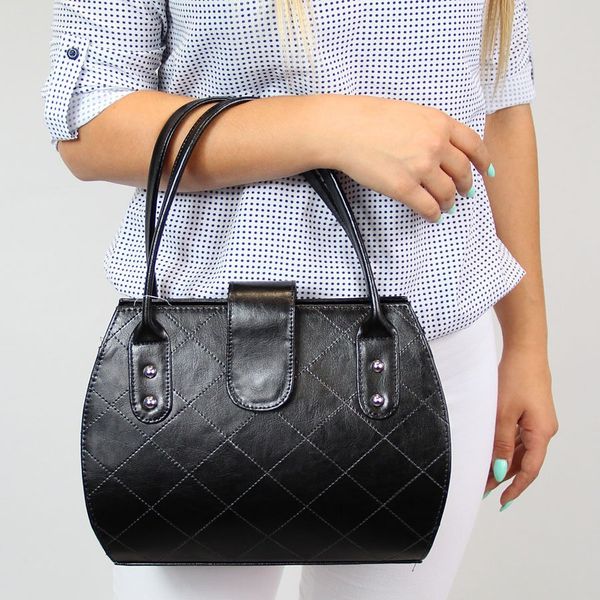 Elegancki kuferek ze skóry naturalnej DAN-A T256 czarny. Czarne torebki klasyczne DAN-A, bez wzorów, ze skóry, bez dodatków. Za 299.99 zł.