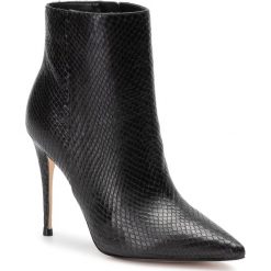 Botki GUESS - Olanes FL7OLA LEP10 BLACK. Czarne botki Guess, z aplikacjami, z materiału, bez obcasa, na obcasie, bez zapięcia. Za 779.00 zł.