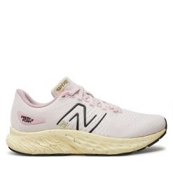 Buty do biegania New Balance. Czerwone obuwie sportowe New Balance, bez zapięcia, do biegania. Za 359.99 zł.