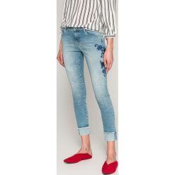 Only - Jeansy Carmen. Niebieskie jeansy Only, s, bez wzorów. W wyprzedaży za 89.90 zł.