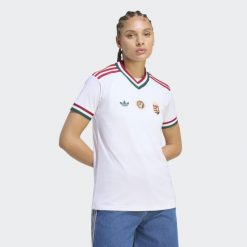 Koszulka wyjazdowa Węgry 26. Białe bluzki Adidas, bez wzorów, sportowe, bez kołnierzyka, bez ramiączek. Za 439.00 zł.