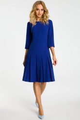 Elegancka sukienka z obniżoną talią i kontrafałdami chabrowa. Niebieskie sukienki MOE, do pracy, l, bez wzorów, biznesowe, bez kołnierzyka, bez ramiączek, trapezowe. Za 309.00 zł.