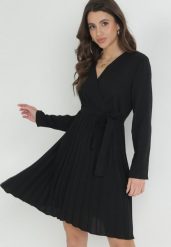 Czarna Sukienka Plisowana z Kopertowym Dekoltem i Paskiem Minesia. Czarne sukienki Born2be, m, bez wzorów, z materiału, eleganckie, bez kołnierzyka, bez ramiączek, mini, kopertowe. Za 89.99 zł.