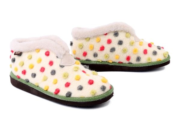 MANITU 340010-81 offwhite, kapcie damskie. Brązowe obuwie domowe Manitu, bez wzorów, bez zapięcia. Za 199.90 zł.