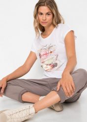 T-shirt z nadrukiem w pióra. Białe t-shirty bonprix, bez wzorów, bez kołnierzyka, bez ramiączek. Za 69.99 zł.