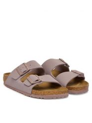 Birkenstock Klapki Arizona 1031427 Fioletowy. Fioletowe klapki Birkenstock, bez wzorów, ze skóry, bez obcasa. Za 449.99 zł.
