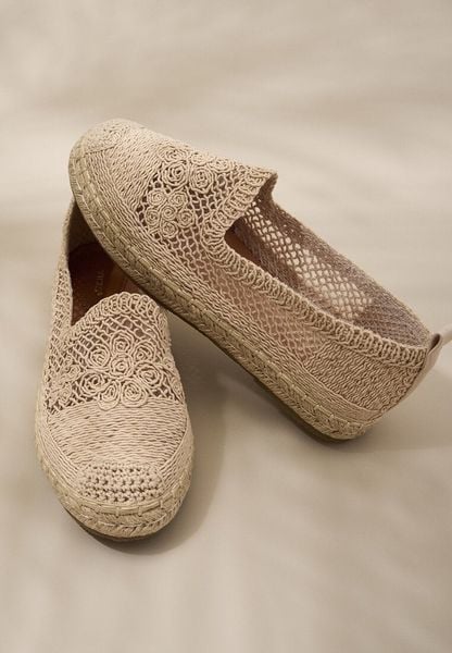 Beżowe Szydełkowe Espadryle Vices na Podeszwie z Plecionki Jelseli. Brązowe espadryle Born2be, bez wzorów, bez obcasa, bez zapięcia. Za 89.99 zł.