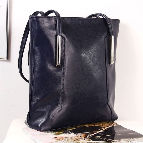 Skórzana torebka damska DAN-A T388 granatowa. Niebieskie torebki klasyczne DAN-A, bez wzorów, ze skóry, bez dodatków. Za 349.99 zł.