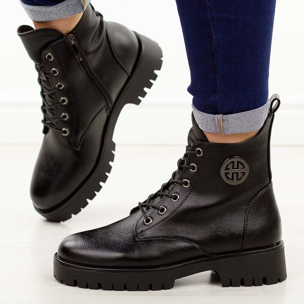 Czarne botki damskie na traperze Potocki 12672. Czarne botki POTOCKI, na jesień, bez wzorów, z dzianiny, z okrągłym noskiem, bez obcasa, bez zapięcia. Za 269.00 zł.